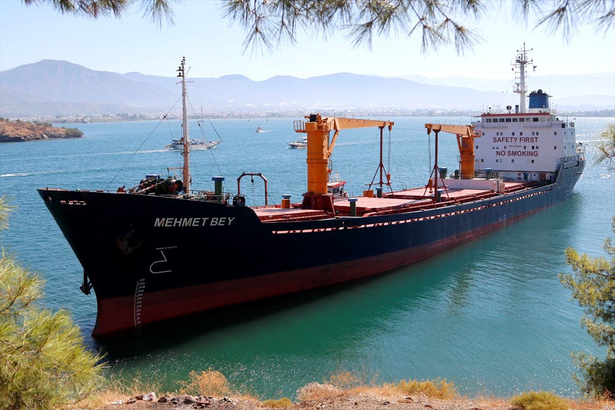 Muğla\'da kuru yük gemisi karaya oturdu