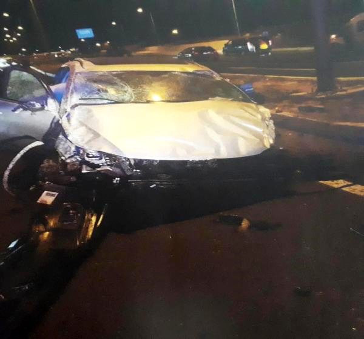 Otomobil refüje çarptı: 2 ölü, 5 yaralı