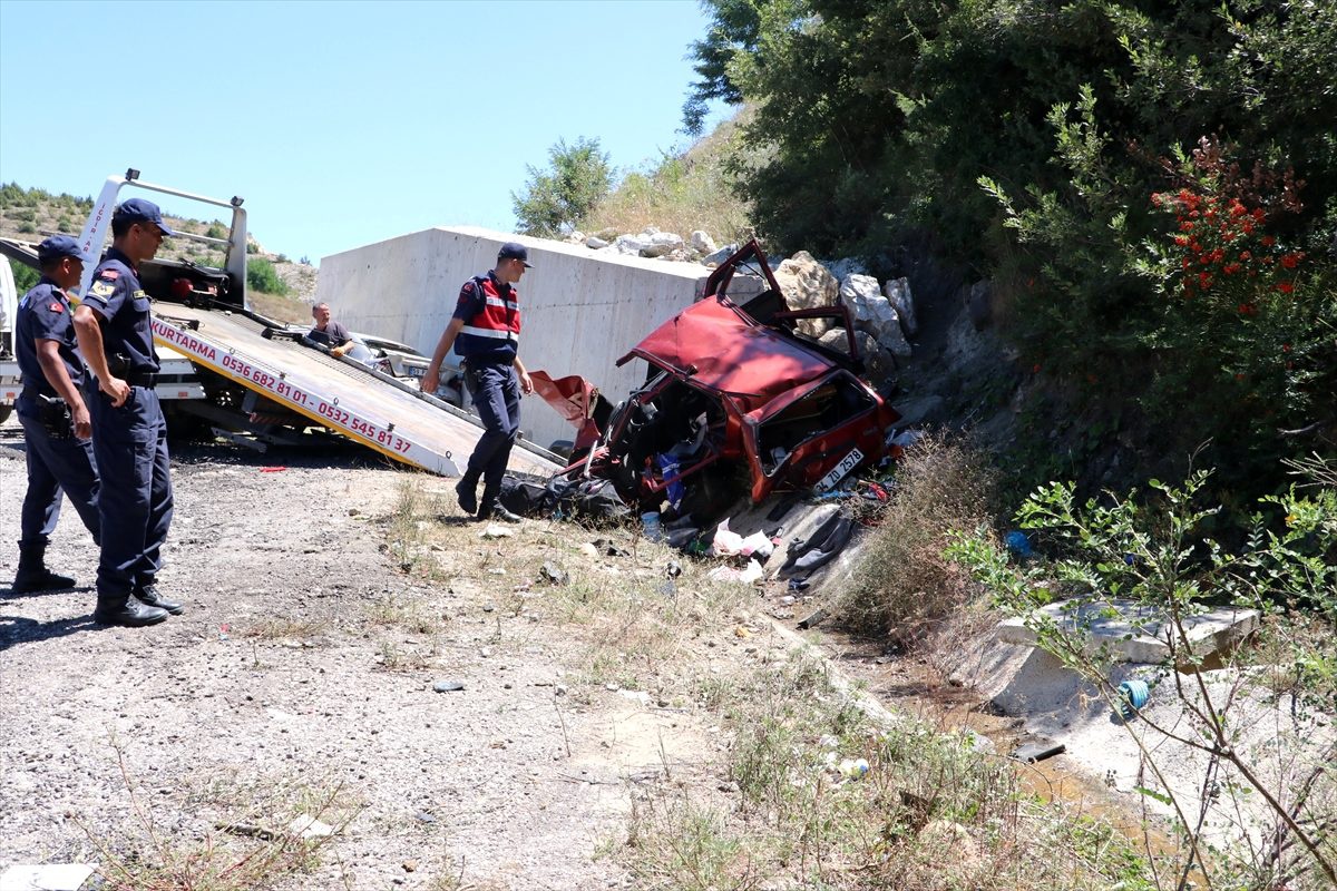 Otomobil yol kenarında bekleyen araca çarptı: 1 ölü, 10 yaralı