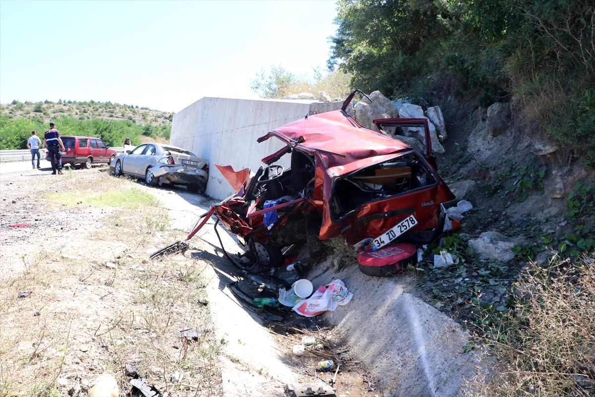Otomobil yol kenarında bekleyen araca çarptı: 1 ölü, 10 yaralı