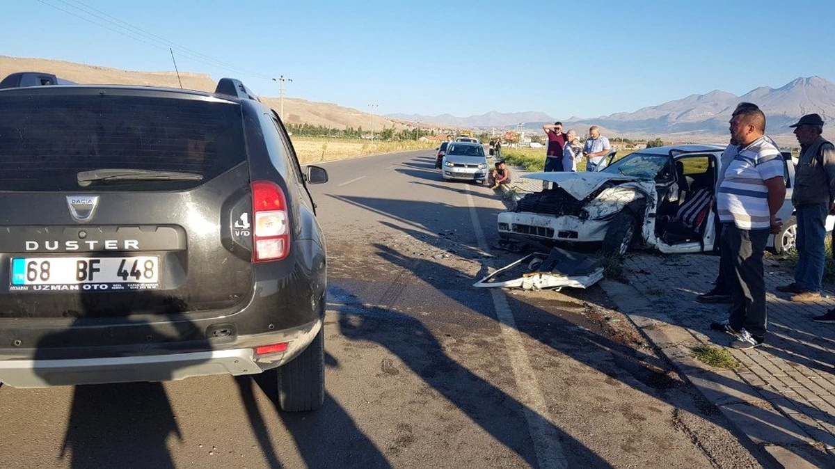 Otomobillerin hurdaya döndüğü kazada 3 kişi yaralandı