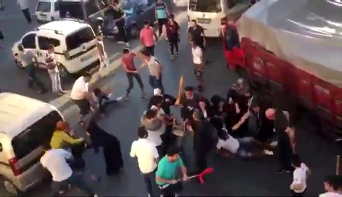 (Özel) İstanbul\'da mahalleli park yeri yüzünden sopalarla birbirine girdi