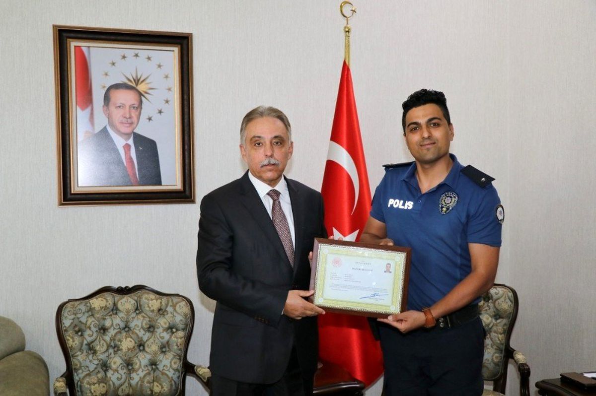 Polis memurunun duygulandıran davranışını Vali Toprak ödüllendirdi