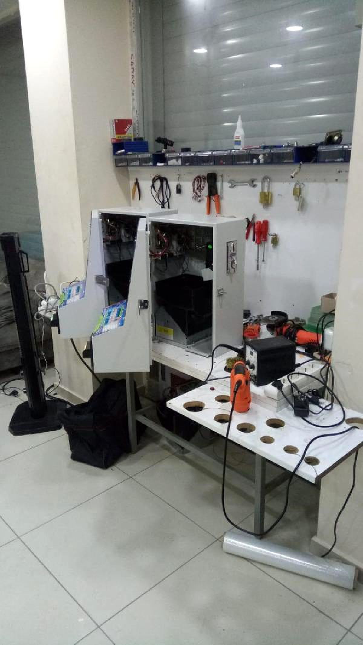 Polise kumar makinesi satarken yakalandı