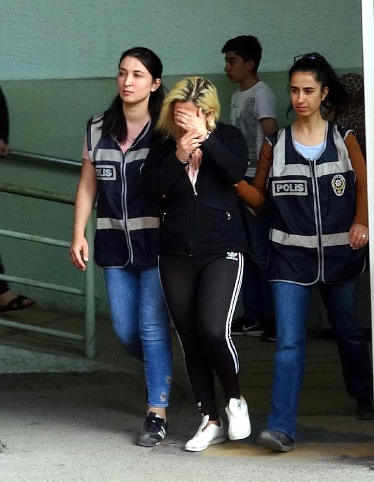 Polisten \'Hanımağa\' ve çetesine operasyon: 8 gözaltı