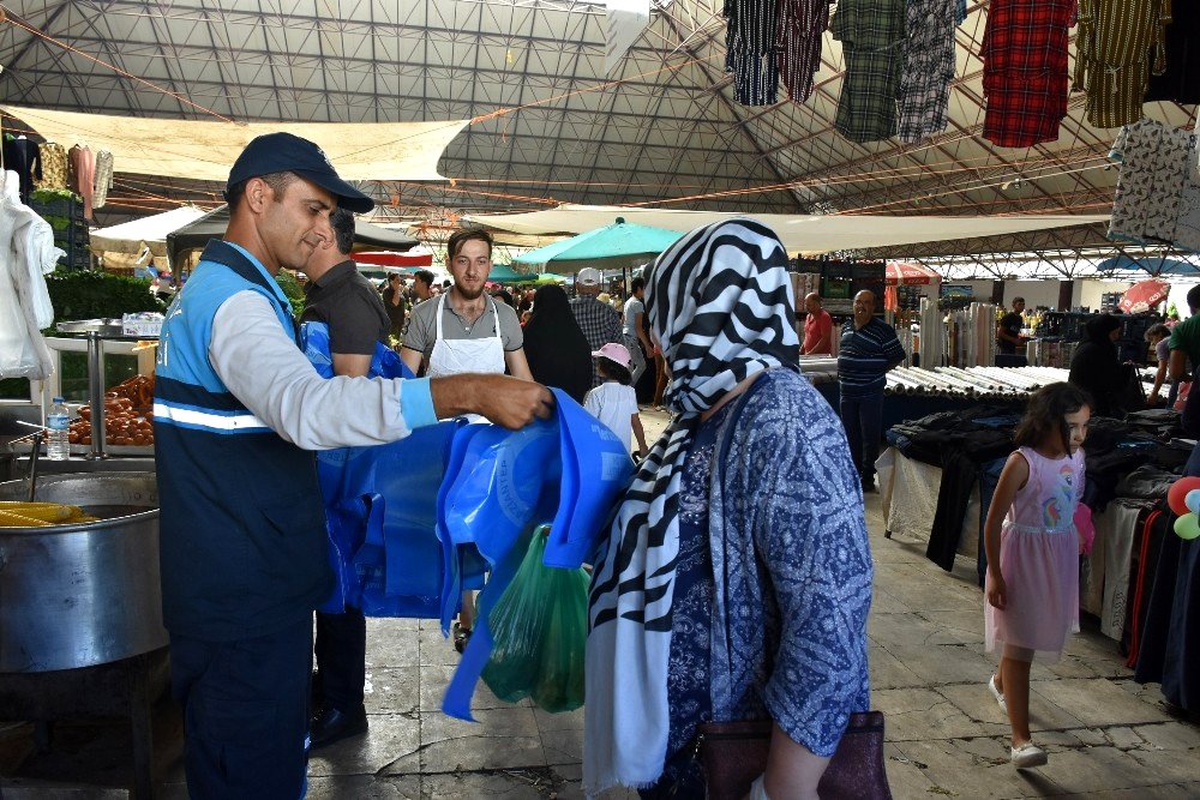 Şahinbey Belediyesi vatandaşlara kurban atık poşeti dağıttı