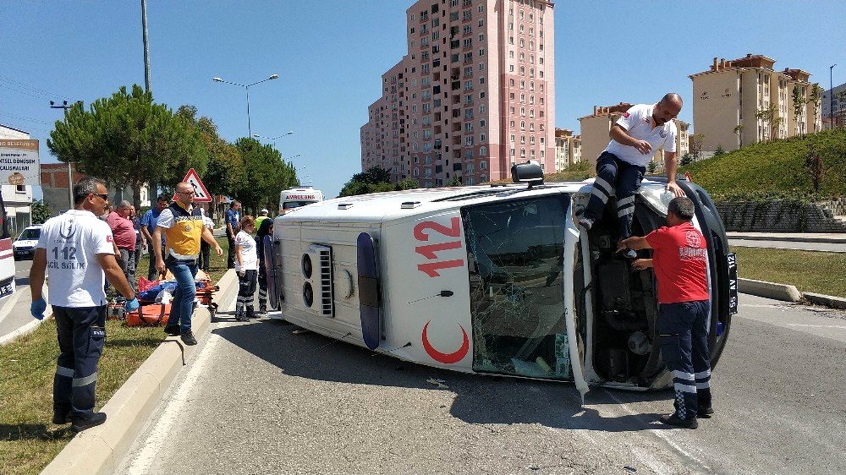 Samsun\'da ambulans kaza yaptı: 2 sağlıkçı yaralandı