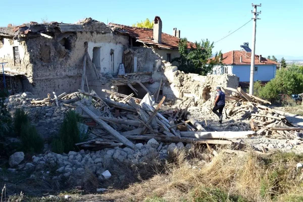 Sarsıntılara yenik düşen ev adeta yerle bir oldu