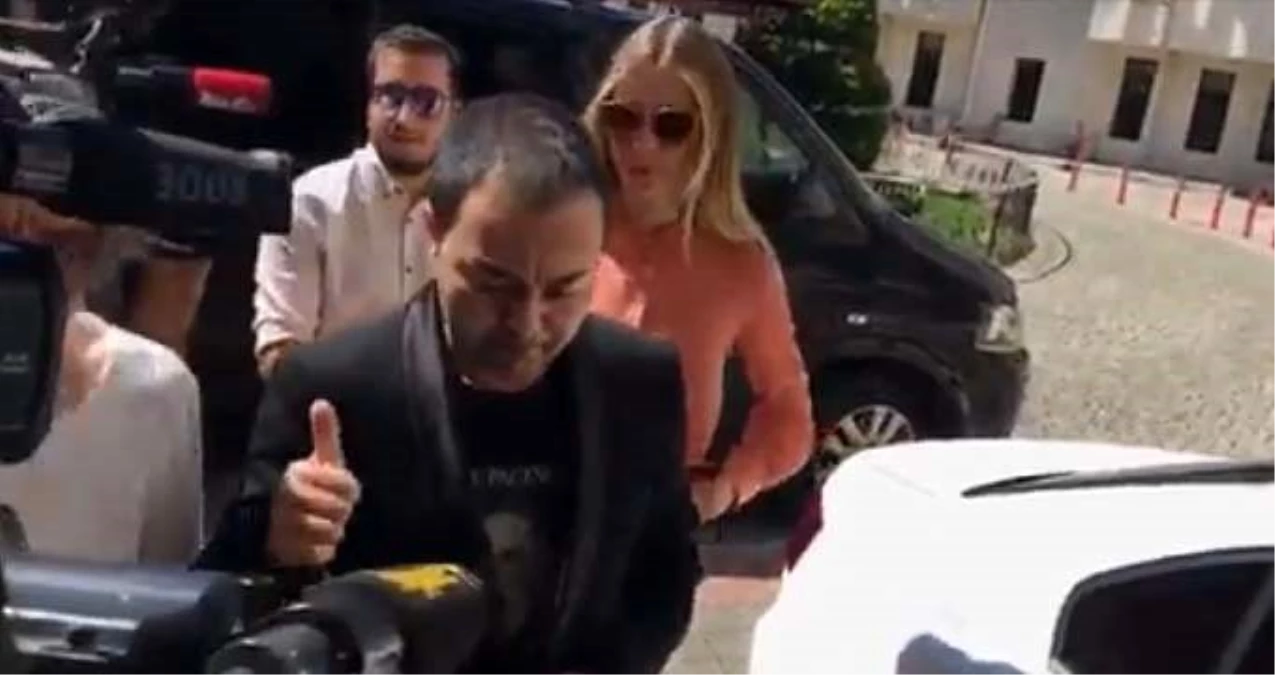 Serdar Ortaç ve Chloe Loughnan, boşanmak üzere adliyeye geldi