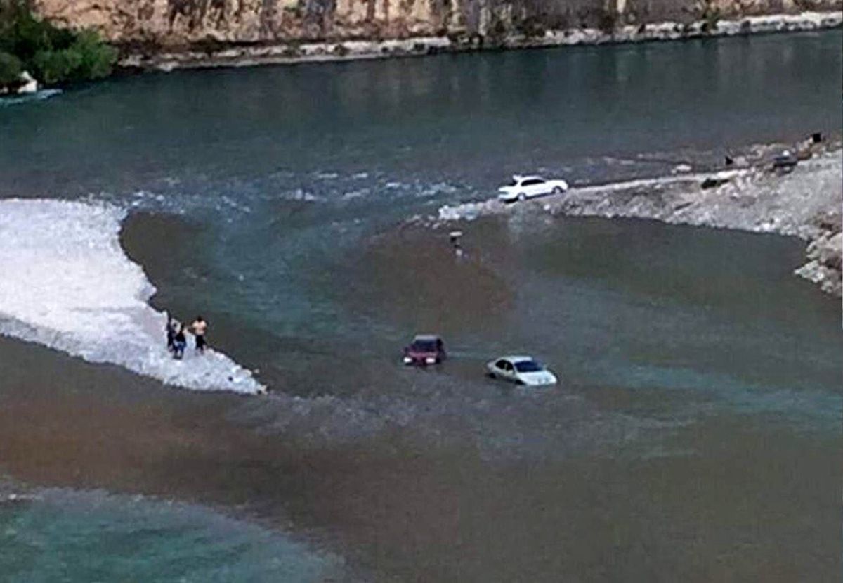 Siirt\'te çayda mahsur kalan vatandaşlar traktörle kurtarıldı