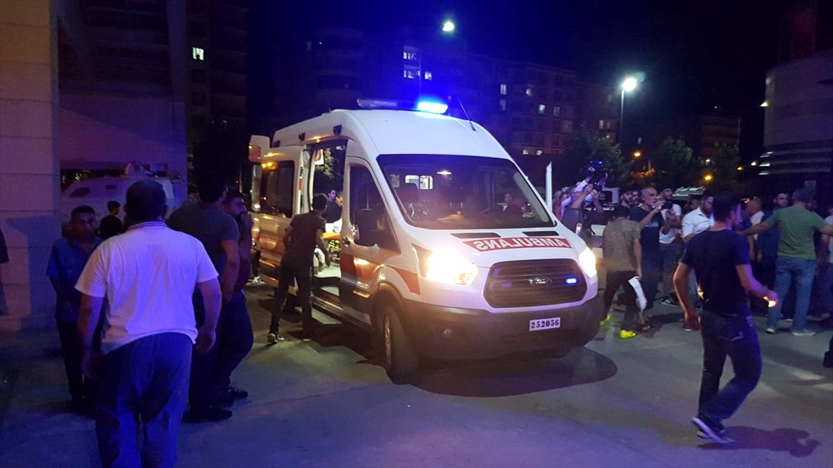 Siirt\'te minibüs şarampole devrildi: 1 ölü, 10 yaralı