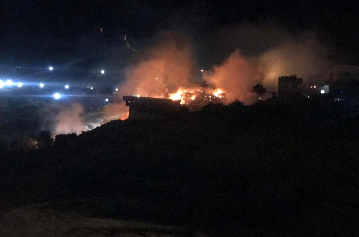 Tarihi Mardin Kalesi\'nin eteklerinde arazi yangını