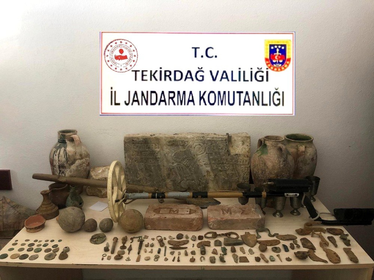 Tekirdağ\'da Roma ve Bizans dönemlerine ait 135 parça tarihi eser ele geçirildi