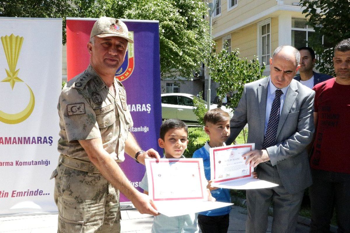 Trafikte ebeveynlerine not verdiler bisiklet kazandılar