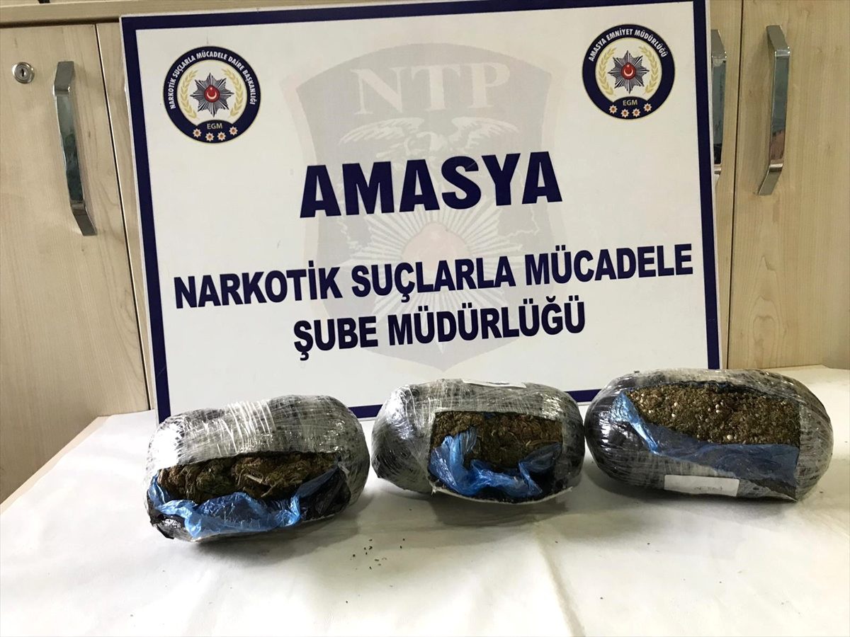 Uyuşturucuyu otomobilin tamponuna saklamış