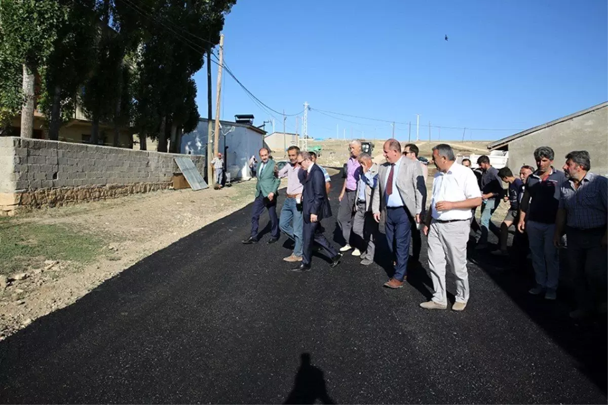 Vali Cüneyt Epcim, Danışment Köyü\'nde sürdürülen asfalt çalışmalarını inceledi