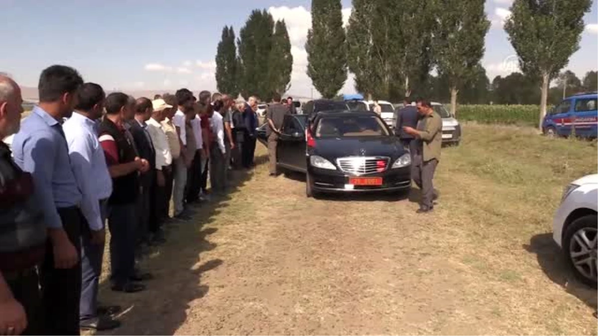 Vali Memiş biçerdöverle buğday hasadı yaptı