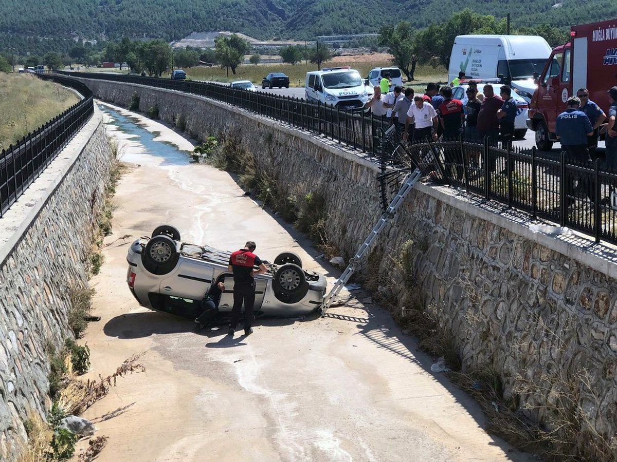 Virajı alamayınca kanala uçtu