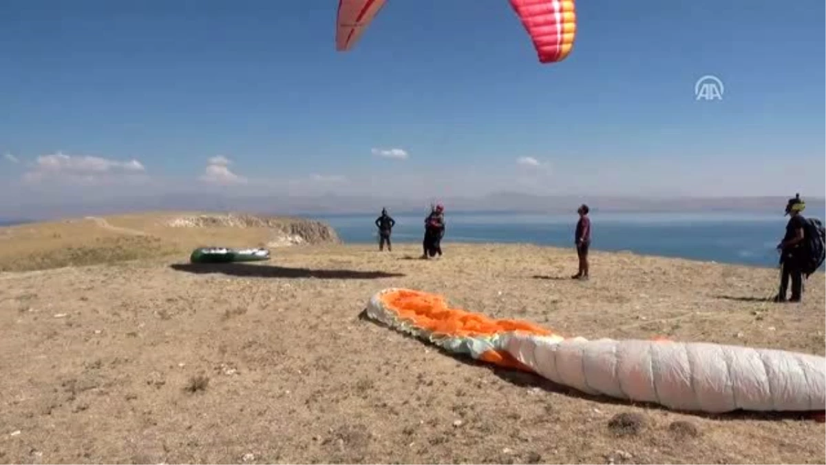 Yamaç paraşütçüleri Erciş semalarını renklendirdi