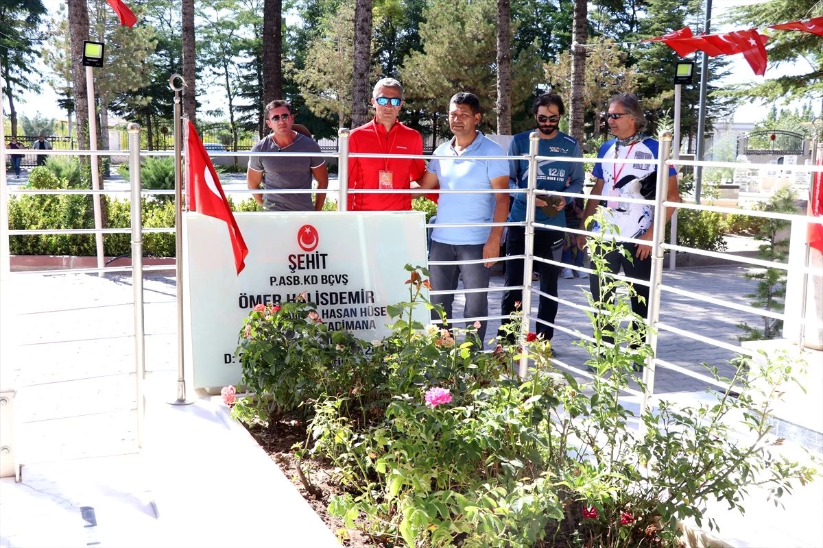 Yamaç paraşütçüleri şehit Ömer Haslidemir\'in mezarını ziyaret etti