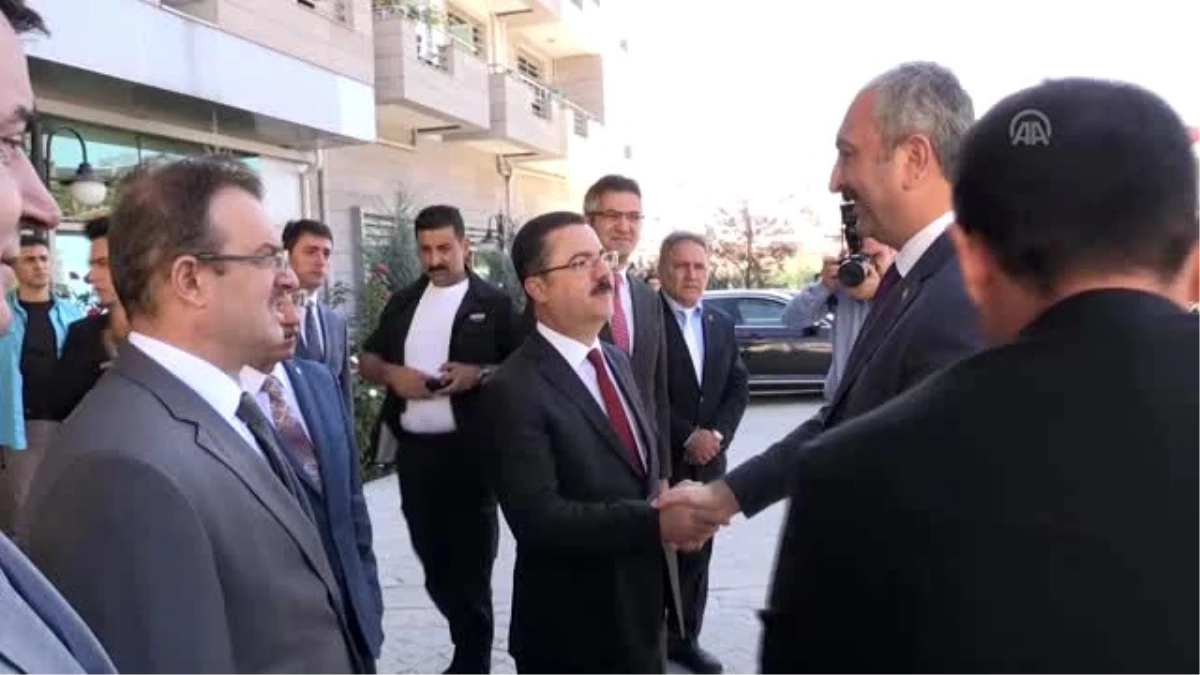 Adalet Bakanı Gül, Huzurevi sakinleri ile bayramlaştı