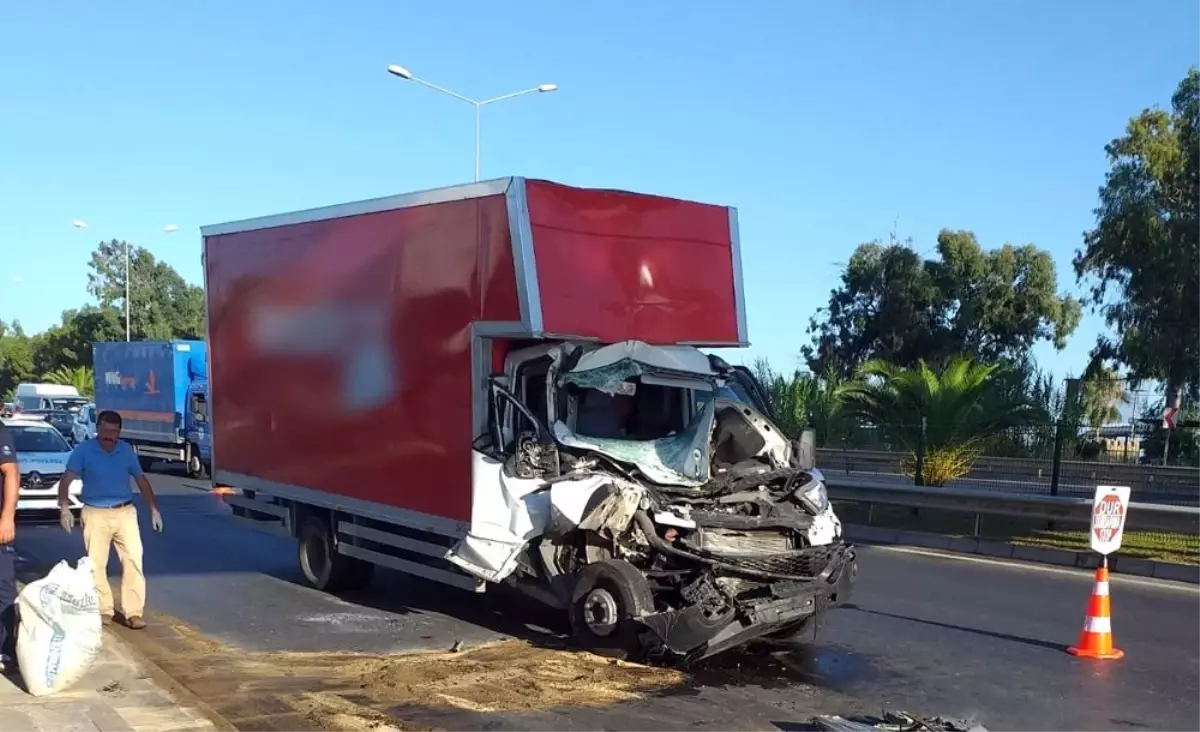 Alanya\'da midibüs ile kamyonet çarpıştı: 15 yaralı