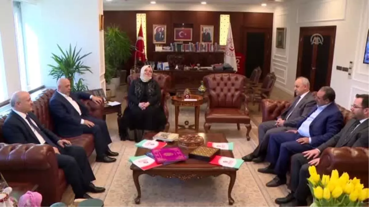 Bakan Zümrüt Selçuk, Mahmut Arslan başkanlığındaki Hak-İş heyetini makamında kabul etti