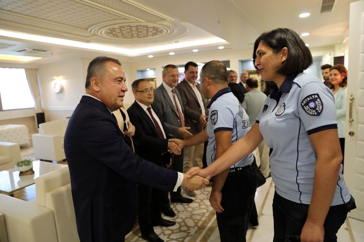 Başkan Böcek personeliyle bayramlaştı
