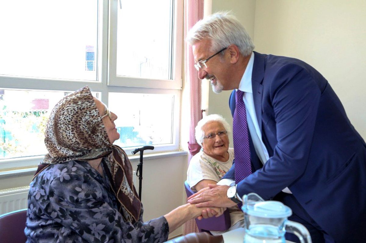 Başkan Erdem önce huzurevi sakinleriyle bayramlaştı