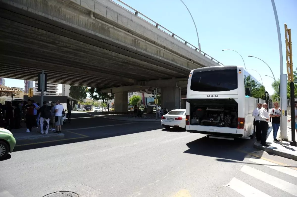 Başkentte klima hortumu patlayan otobüs korkuttu