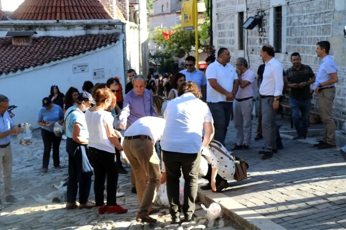 Bayram öncesi çocuklar ve vatandaşlar Osmanlı kentinde çevreyi temizledi