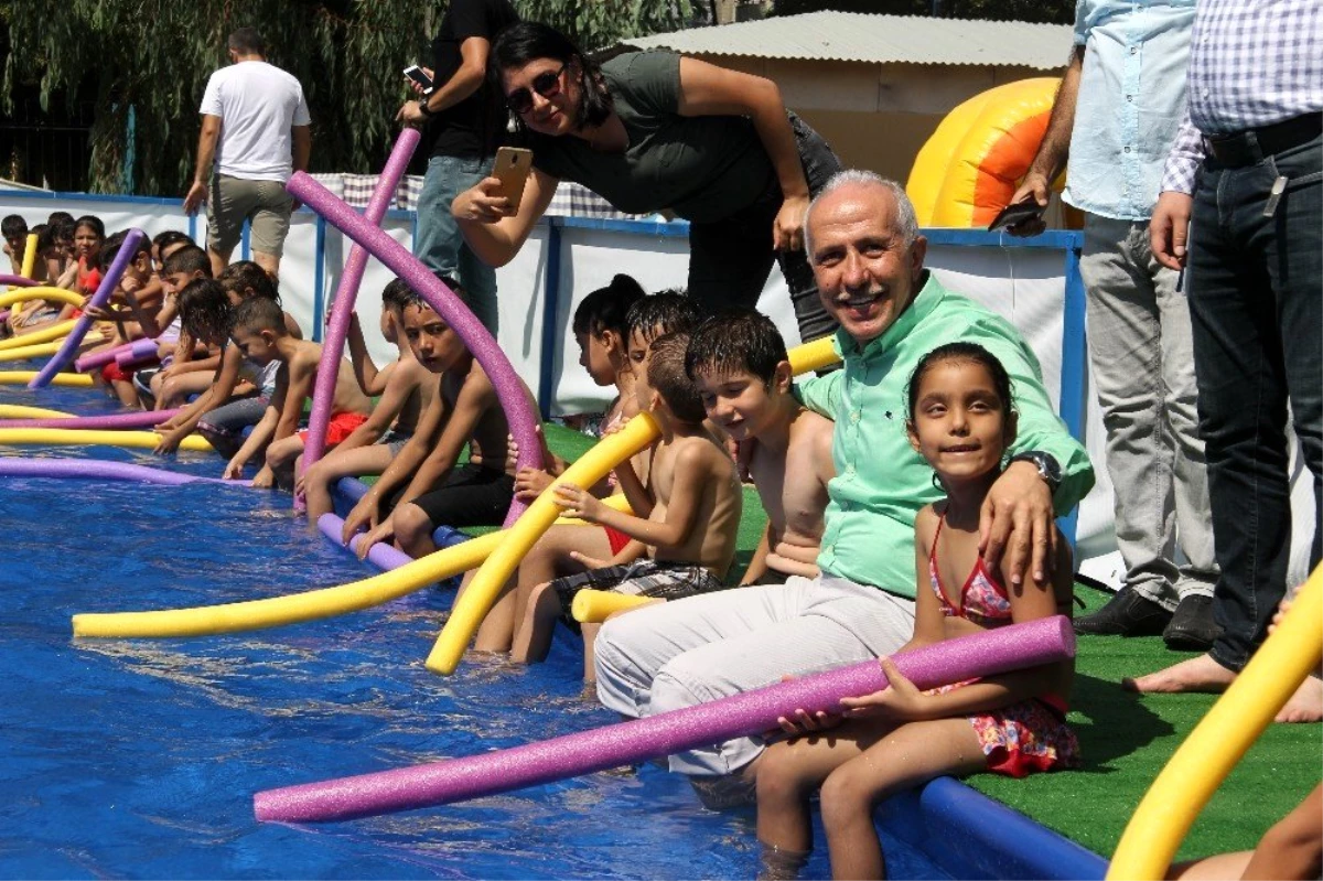 Belediye portatif havuz kurdu, çocuklar bayram etti