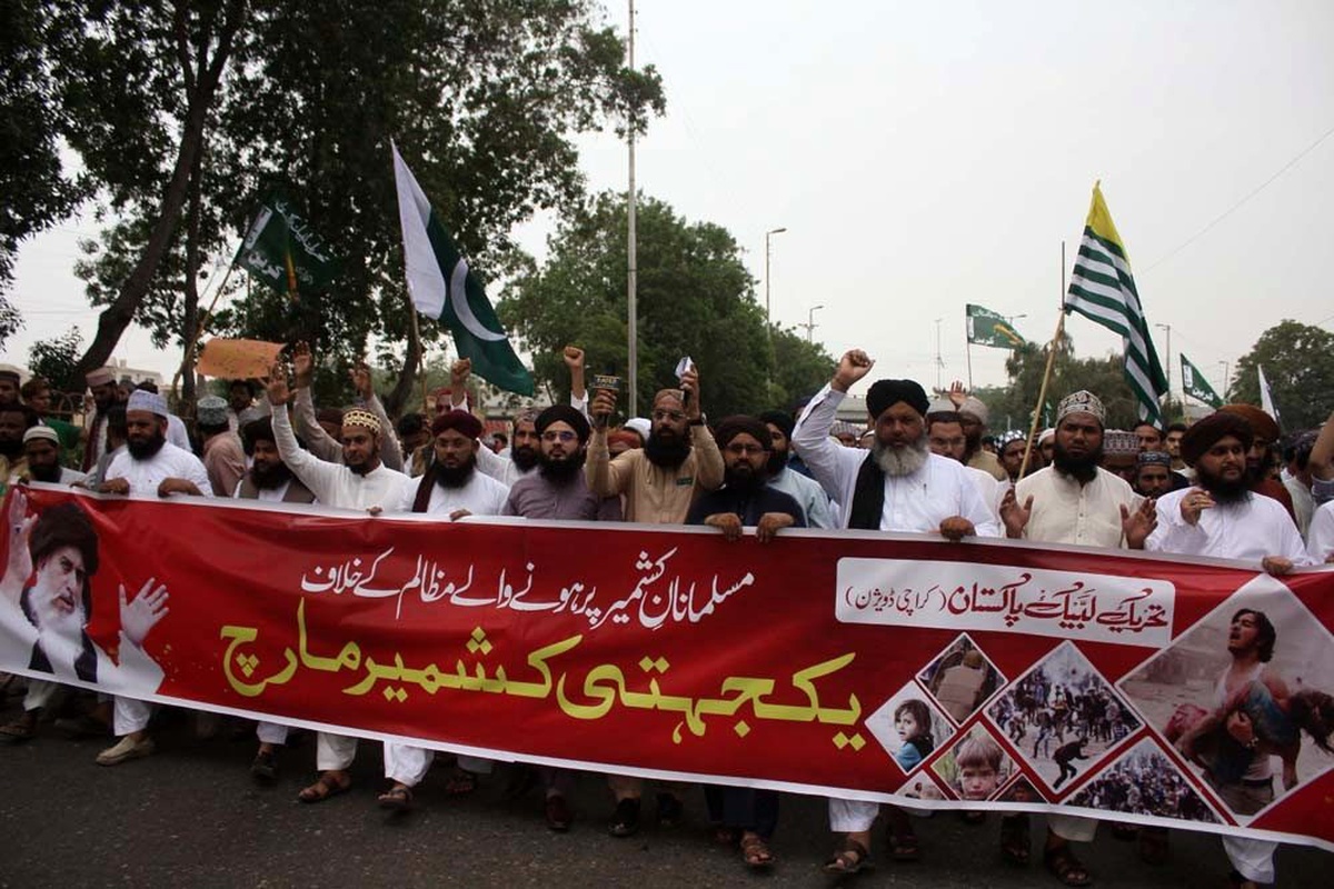 Binlerce Pakistanlı, Hindistan\'ı protesto etti