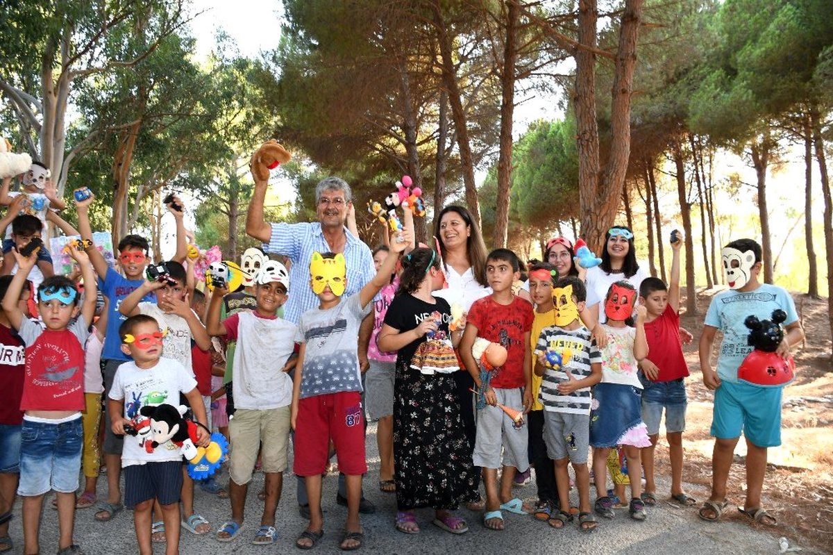 Çocuklar ormandan oyuncak topladı