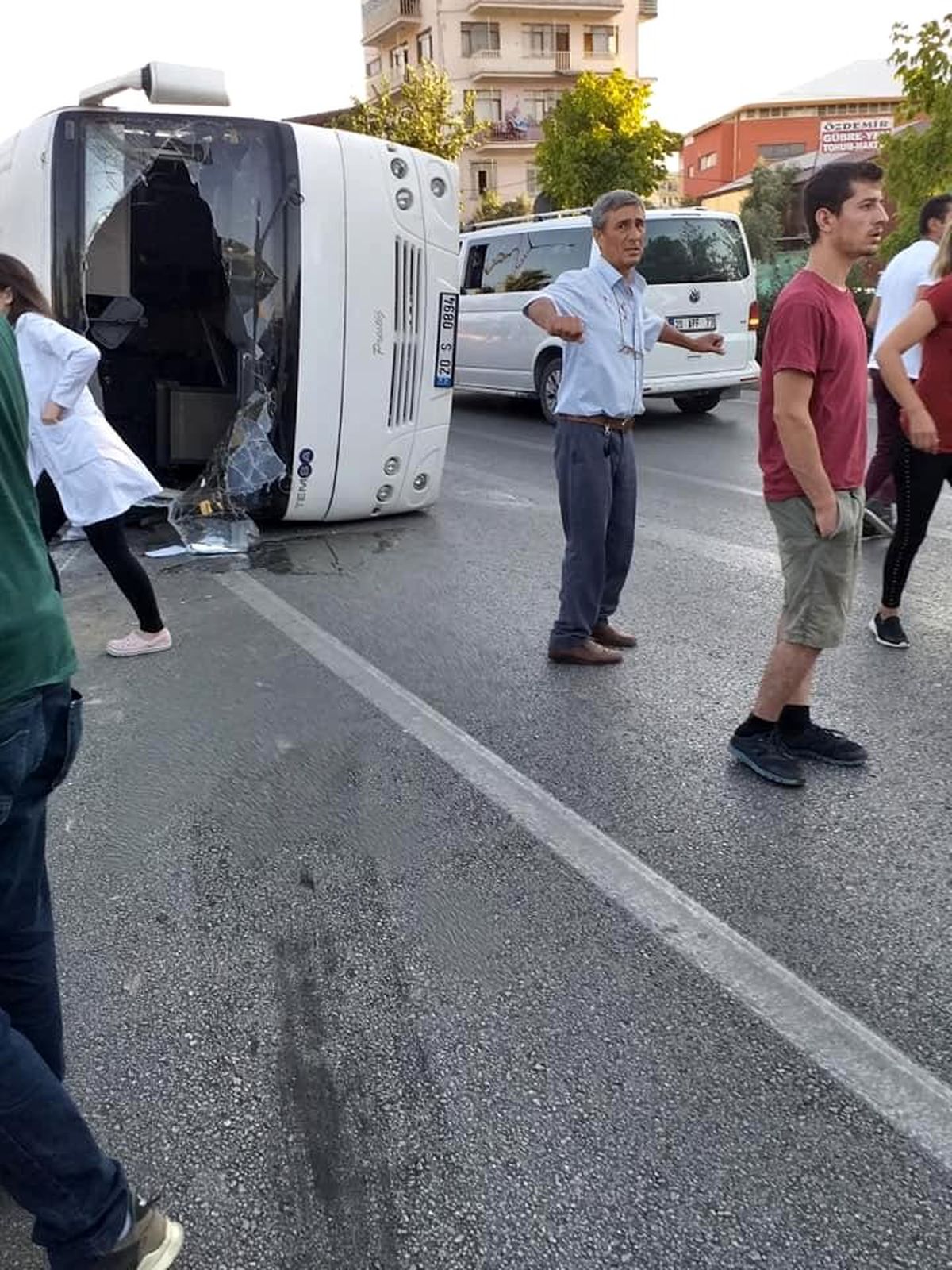 Denizli\'de midibüs ile otomobil çarpıştı