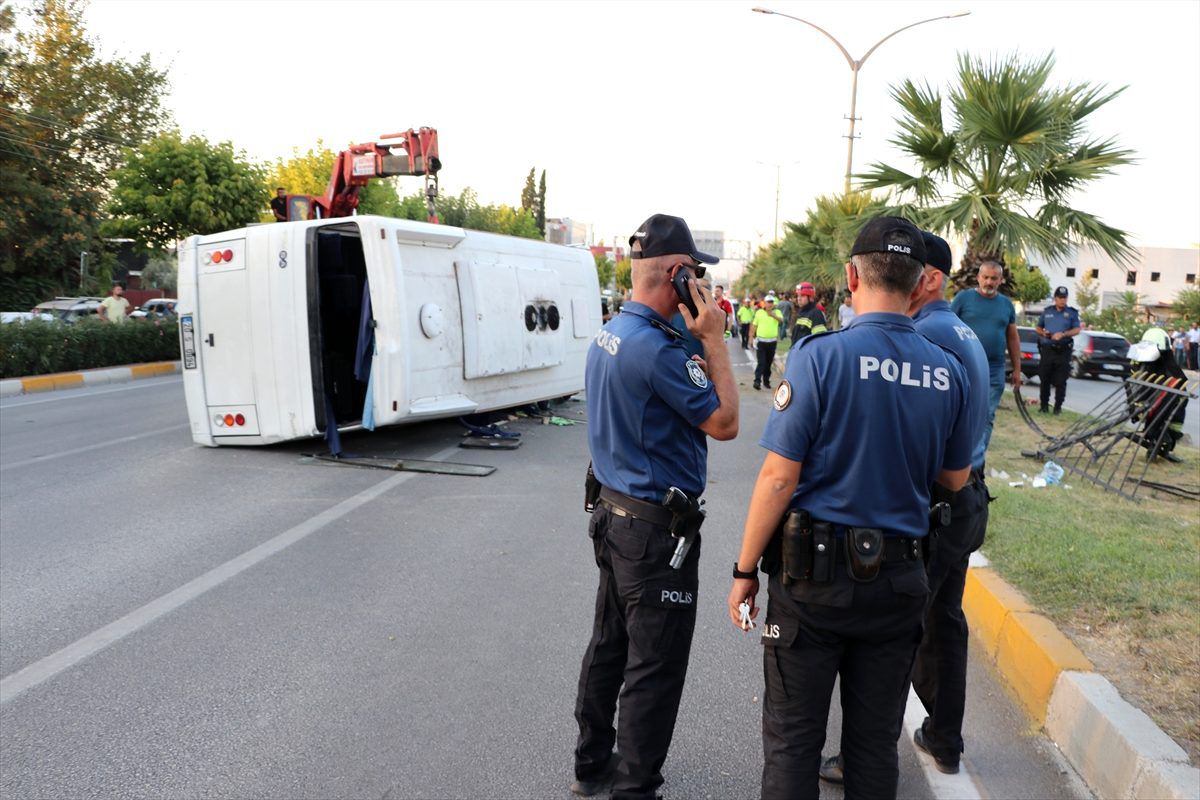 Denizli\'de servis midibüsü ile otomobil çarpıştı: 14 yaralı