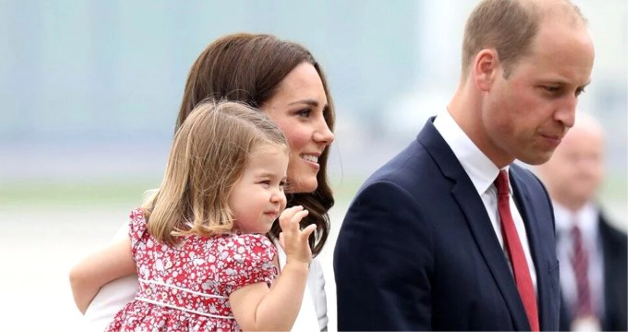 Düşes Kate Middleton\'ın kızı 4 yaşındaki Prenses Charlotte, kalabalığa dil çıkardı