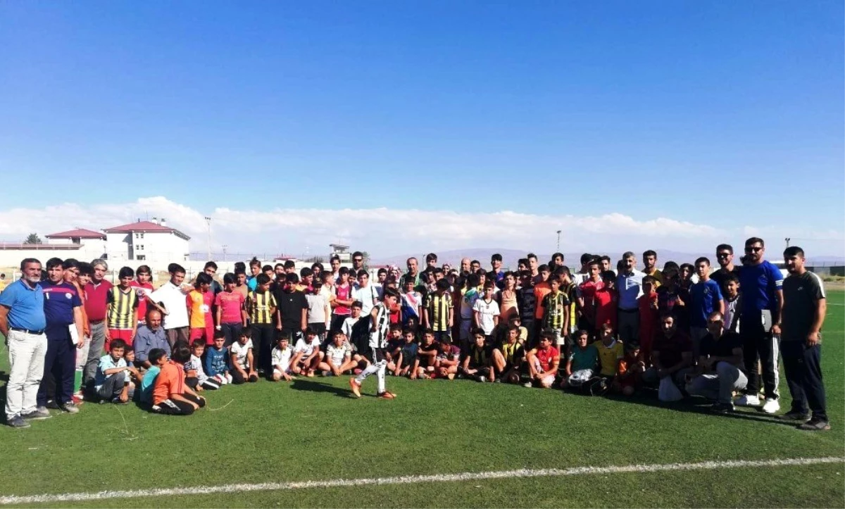 Erciş Gençlik Belediye Spor futbolcu seçmelerini tamamladı