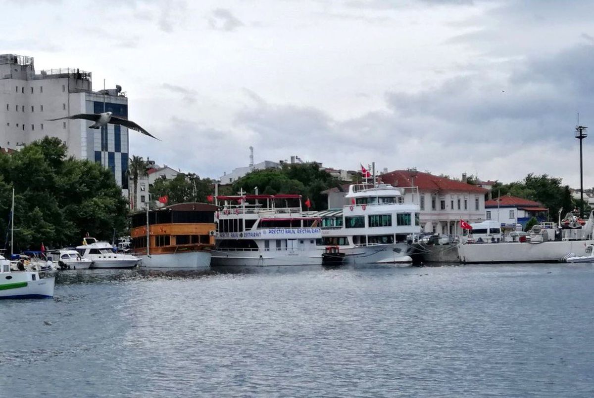 Erdek\'te yüzer restoranlar yer arıyor