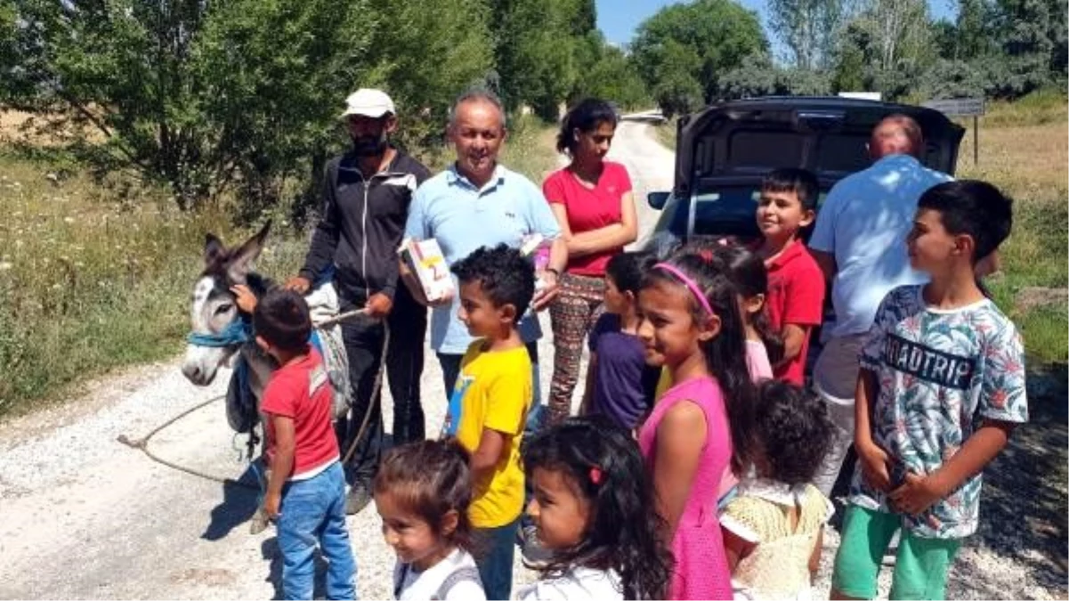 Eşekle köyleri gezerek çocuklara kitap dağıttı