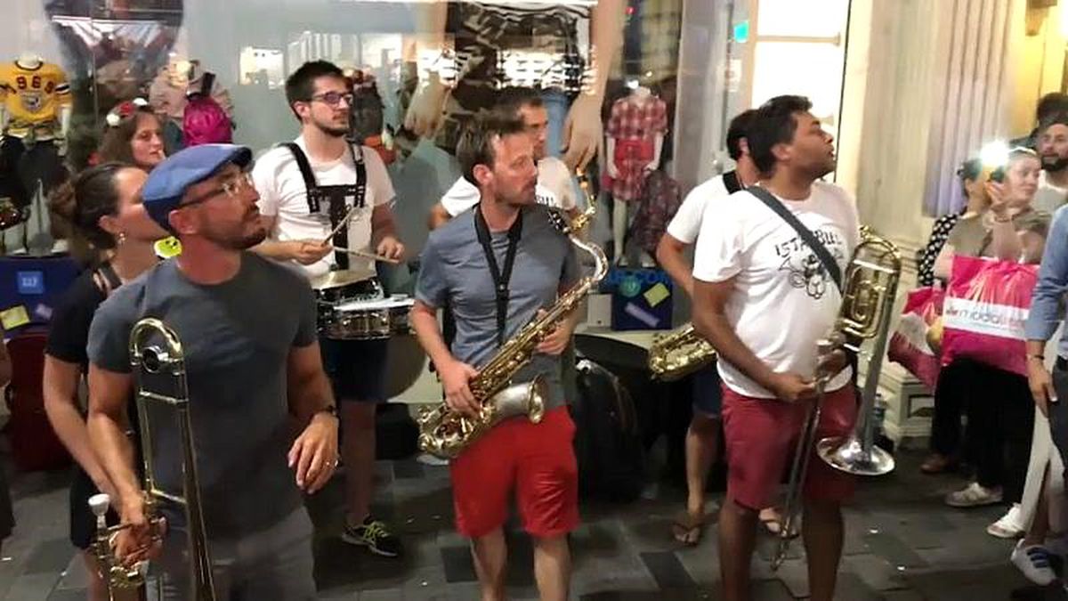 Fransız sokak müziği grubu Poil O\'Brass Band\'dan ezana saygı