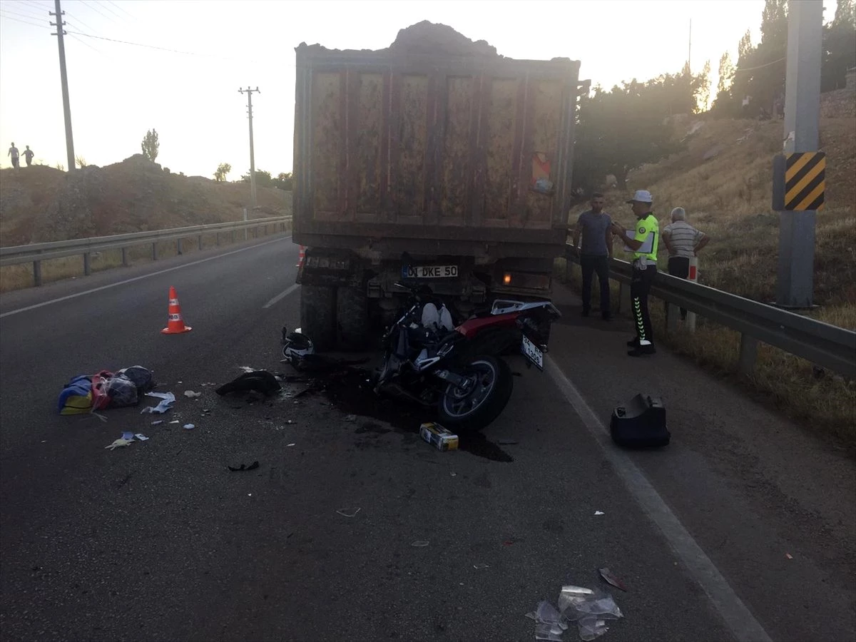 Hafriyat kamyonuna çarpan motosiklet sürücüsü öldü