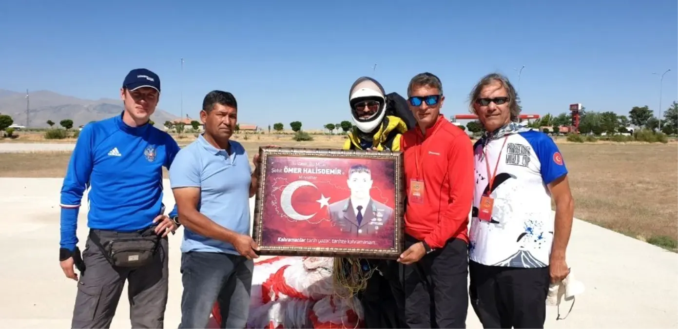 Hasan Dağ\'ından uçan paraşütçüler Ömer Halisdemir\'in mezarını ziyaret etti