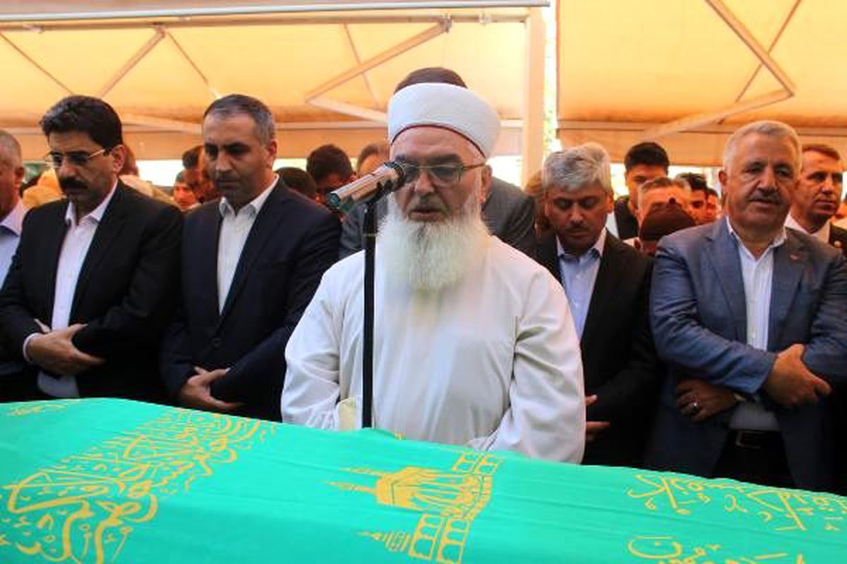 Hatay Valisi Doğan\'ın babası son yolculuğuna uğurlandı