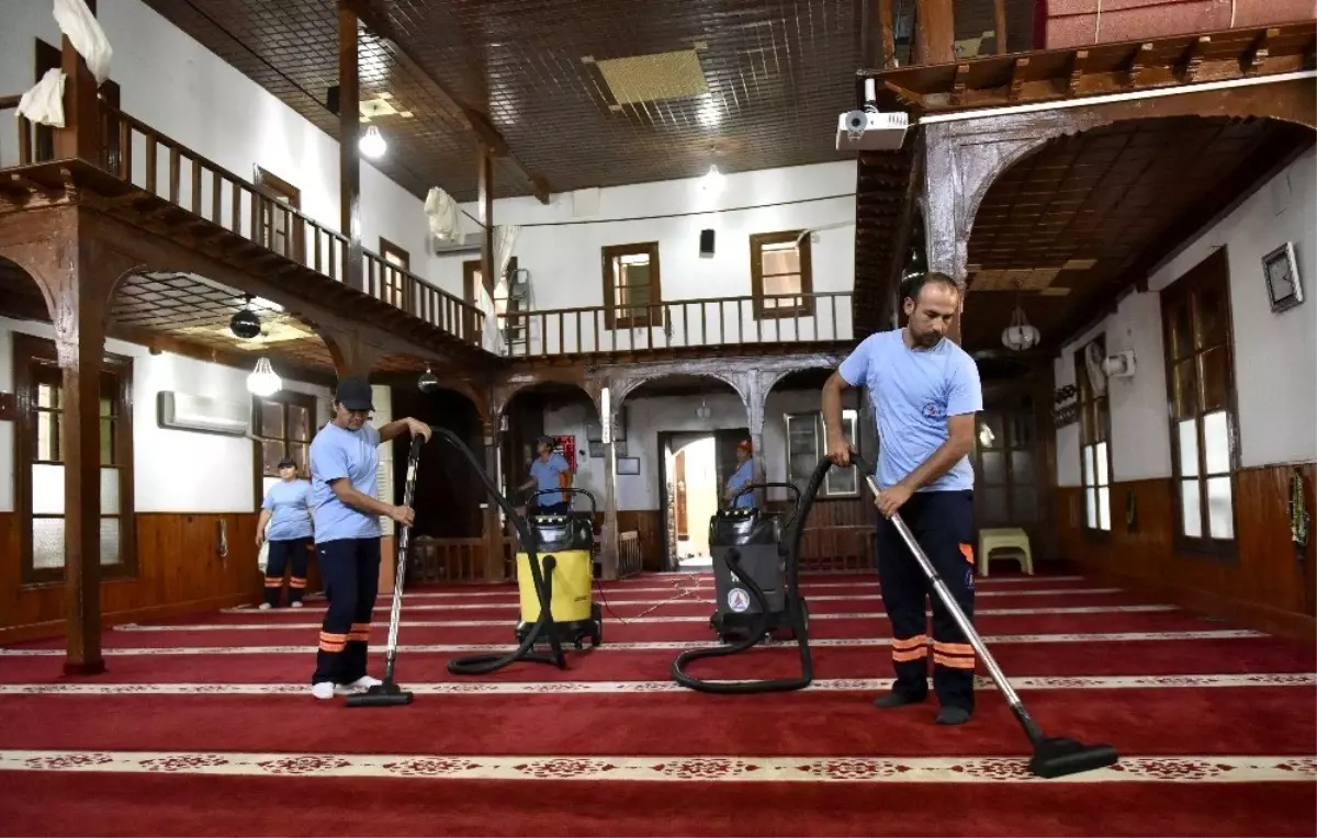 İbadethaneler bayram için temizlendi