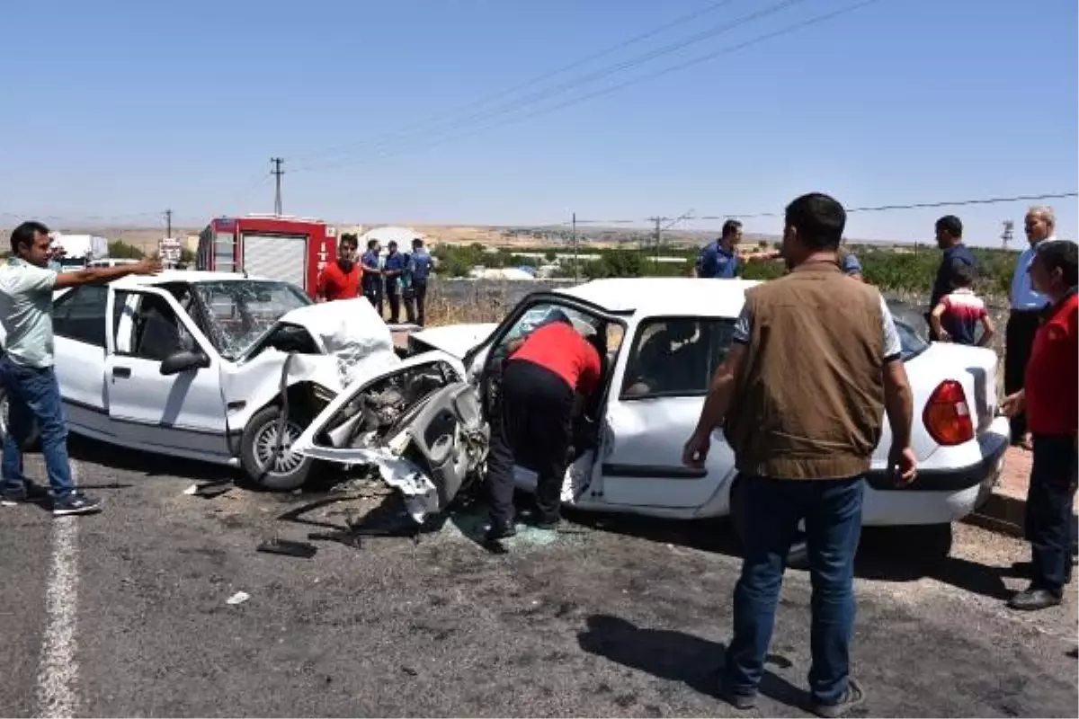 İki otomobil kafa kafaya çarpıştı; sürücüler sıkıştı