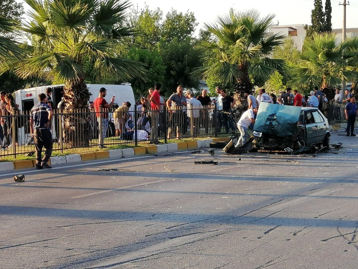 İşçi servisi ile otomobil çarpıştı: 14 yaralı