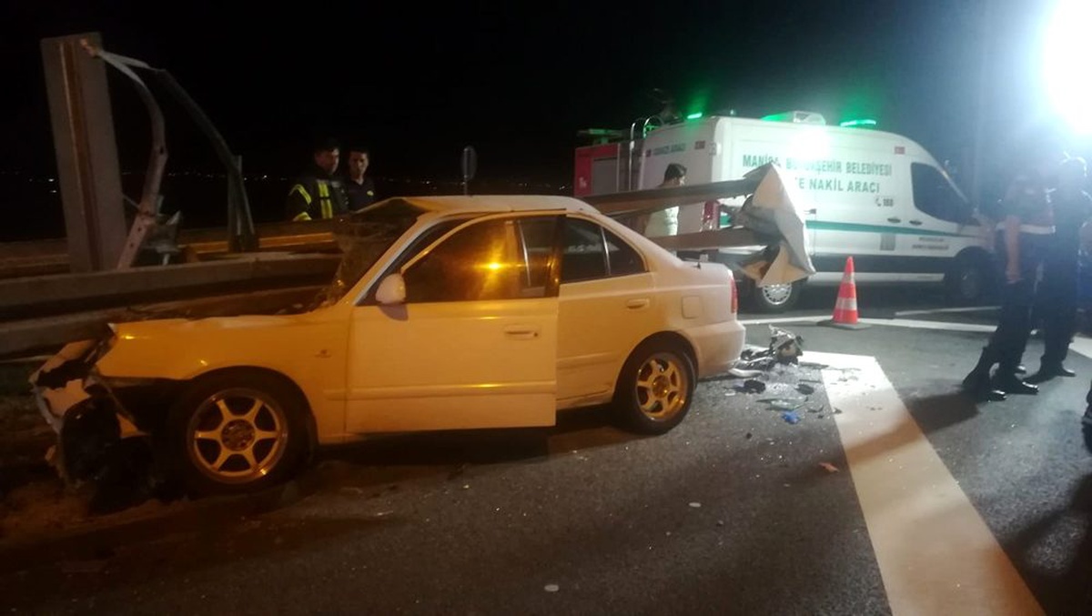İzmir-İstanbul Otoyolu\'nda bariyere ok gibi saplandı: 3 ölü,2 yaralı