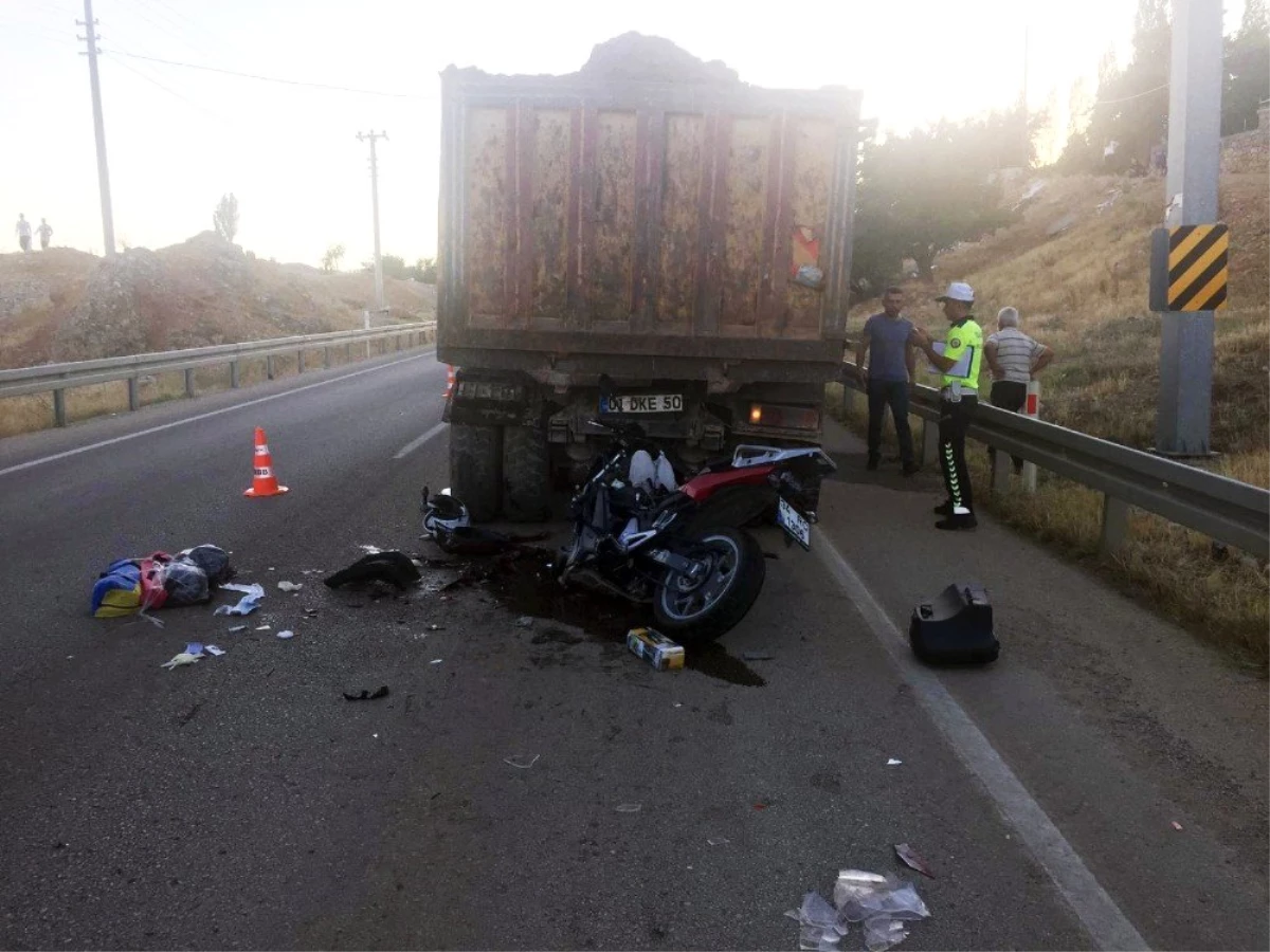 Kamyona çarpan motosikletli hayatını kaybetti