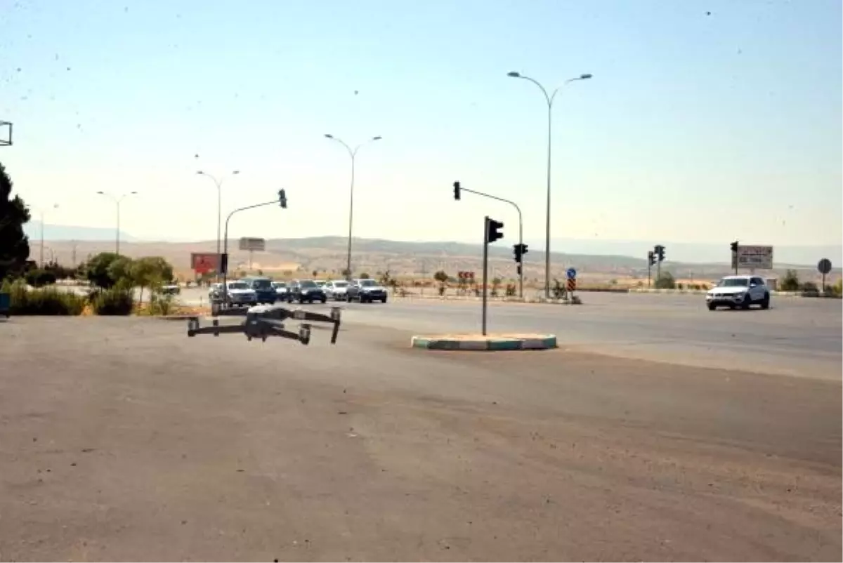 Kırmızı ışıkta geçenler drone ile yakalandı